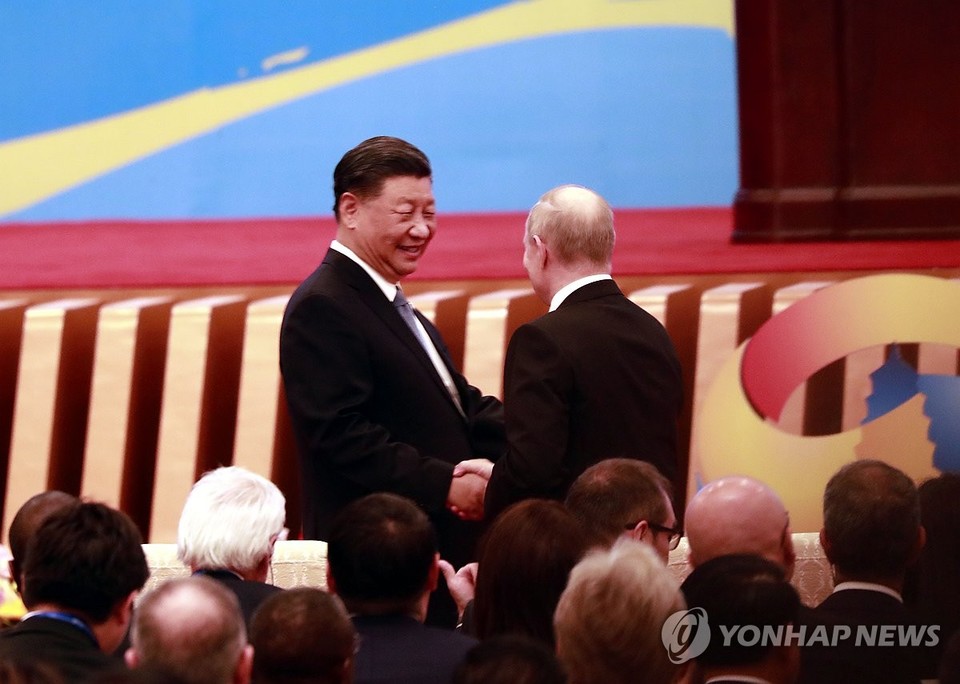 시진핑 중국 국가 주석과 블라디미르 푸틴 러시아 대통령 18일 오전 중국 베이징 인민대회당에서 열린 일대일로 국제협력 정상포럼 개막식에서 대화하고 있다[연합뉴스]