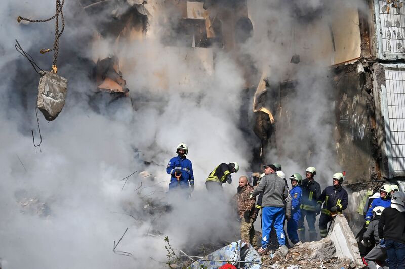 러시아의 미사일 공격으로 파괴된 우크라이나 우만시의 한 아파트를 수색 중인 구조대원들[AFP/게티이미지 제공]