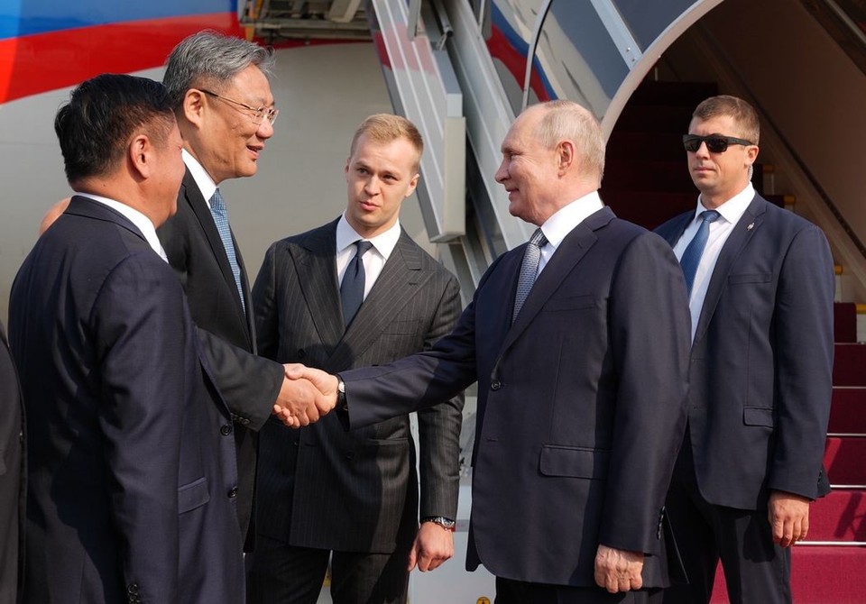 중국 베이징에서 열린 일대일로 정상회의 참석차 중국을 방문한 블라디미르 푸틴 러시아 대통령이 중국측 관계자들의 영접을 받고 있다[신화 캡처]
