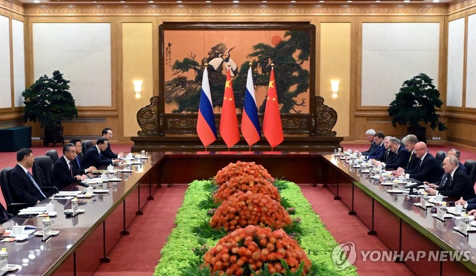 시진핑 중국 국가주석(왼쪽)과 블라디미르 푸틴 러시아 대통령(오른쪽)이 18일 중국 베이징에서 '제3회 일대일로 정상포럼'을 계기로 만나 회담하고 있다. 두 정상의 회담은 지난 3월에 이어 올해 두 번째로 성사됐다[로이터=연합뉴스]