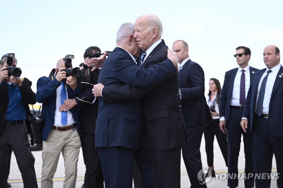이스라엘에 도착한 조 바이든 미국 대통령이 베냐민 네타냐후 이스라엘 총리를 껴안고 있다[AFP=연합뉴스]