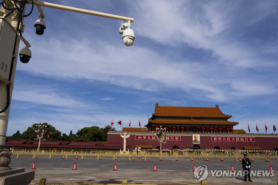 중국 베이징 톈안먼 광장을 지키는 공안과 CCTV 시설[AP=연합뉴스 자료 사진]