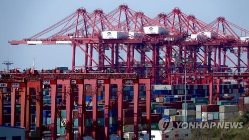 상하이 양산항의 수출입 컨테이너 부두[연합뉴스]