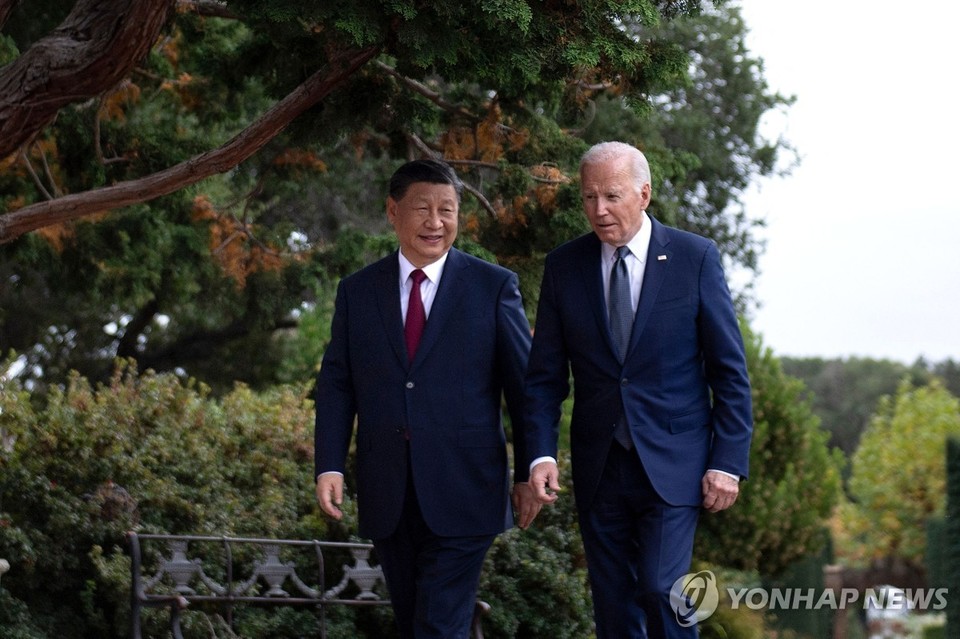 산책하는 바이든과 시진핑[AFP=연합뉴스]