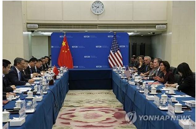   미-중 대표단이 28일 베이징에서 수출통제 시행과 관련해 회담을 벌이고 있다. 사진=AP 연합뉴스