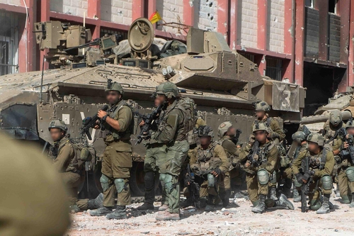 가자시티 지상전에 투입된 이스라엘 군인들[이스라엘군 제공]