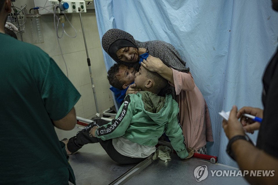 이스라엘군의 폭격으로 다친 가자지구 주민들이 15일(현지시간) 칸 유니스의 병원에 있다. 유엔은 전날 유엔 산하 팔레스타인 난민구호기구(UNRWA)의 운용이 지속 가능하지 않다고 밝혔다[AP=연합뉴스]