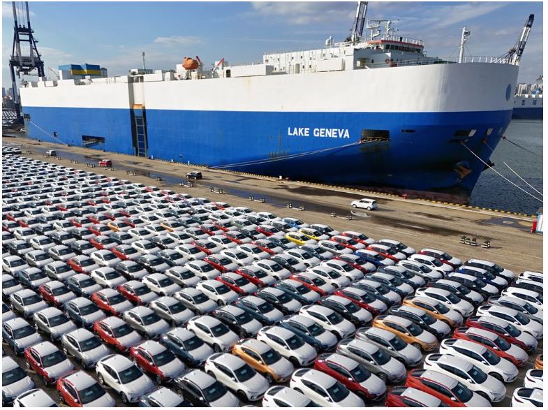   중국의 전기차 수출 차량이 항구에 정박돼 있는 모습. 사진=월스트리트저널
