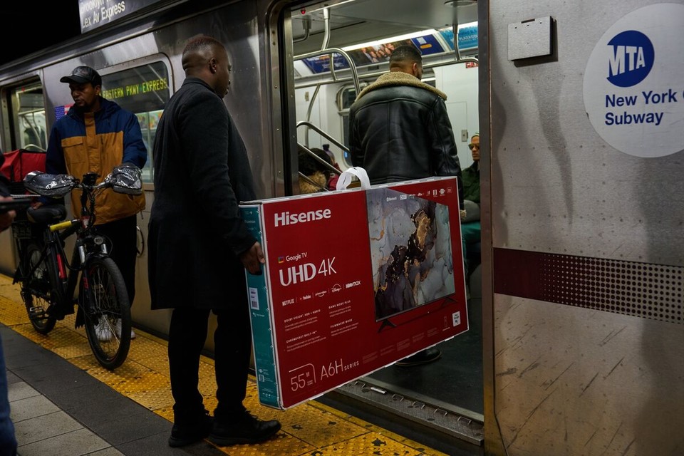 블랙프라이데이 할인행사에서 산 하이센스 TV를 지하철로 싣는 미국 소비자들[Bloomberg 캡처]