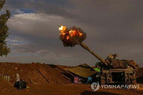​23일(현지시간) 이스라엘군의 폭격이 진행 중인 가자지구 북부에서 이스라엘군이 발사한 조명탄이 하늘을 밝히고 있다[UPI=연합뉴스]​