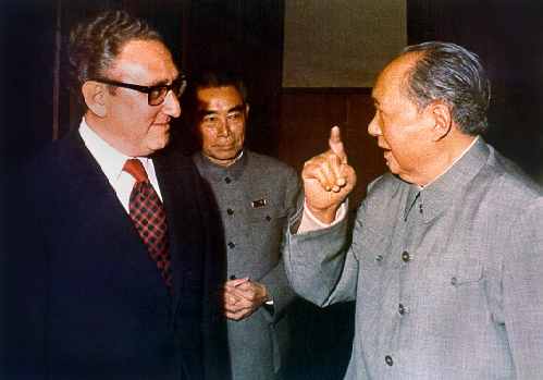 중국을 방문해 마오쩌둥 주석을 만나는 헨리 키신저[위키미디어커먼스 제공]