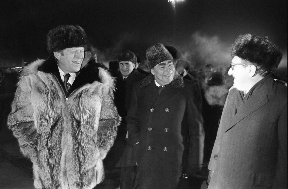 1974년 소련 전략도시 블라디보스톡을 방문해 제럴드 포드 미 대통령(왼쪽)과 레오니드 브레즈네프 소련 공산당 서기장(가운뎨)와의 정상회담을 성사시킨 헨리 키신저 미 국무장관(오른쪽)[WSJ 캡처]