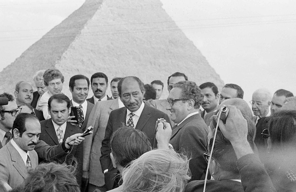 1974년 이집트를 방문해 안와르 사다트 대통령과 회담한 후 기자들을 만나는 헨리 키신저 미 국무장관(오른쪽)[AP 캡처]