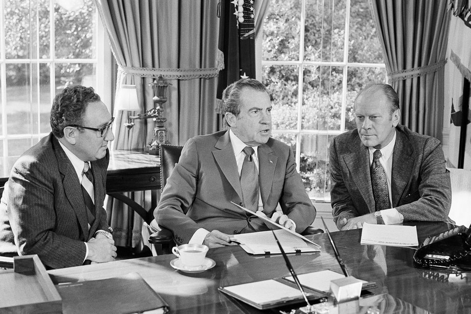 1973년 백악관에서 리처드 닉슨 대통령(가운데) 및 제럴드 포드 대통령 지명자(오른쪽)과 현안을 논의하는 헨리 키신저 미 국무장관(왼쪽)[AP 캡처]