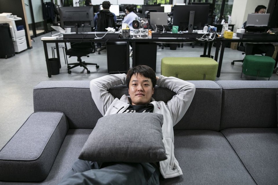 해외도피 직전에 서울 사무실에서 휴식을 취하는 권도형 테라폼랩스 대표[Bloomberg 캡처]