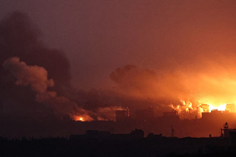가자지구에 대한 이스라엘의 공습 재개로 폭발화염과 연기들이 치솟고 있다[AFP/게티이미지 제공]