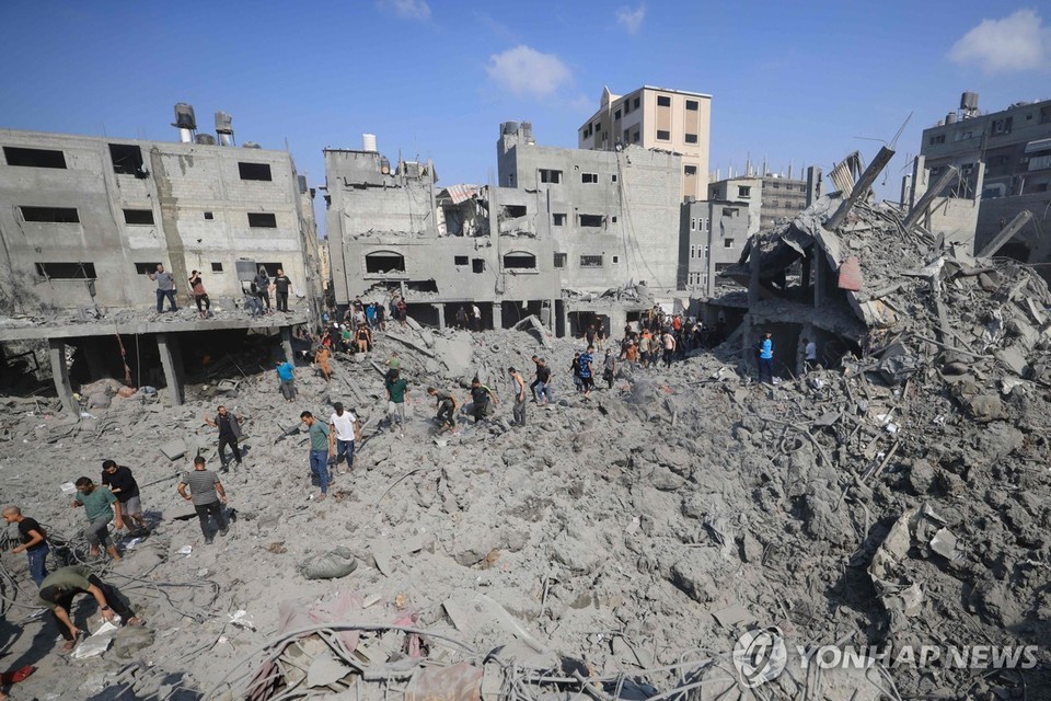 이스라엘군의 공습을 받은 팔레스타인 난민촌[AFP 캡처]