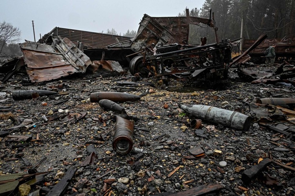 우크라이나의 공격으로 파괴된 우크라이나 이지움의 러시아군 탄약고 모습[AFP/게티이미지 제공]