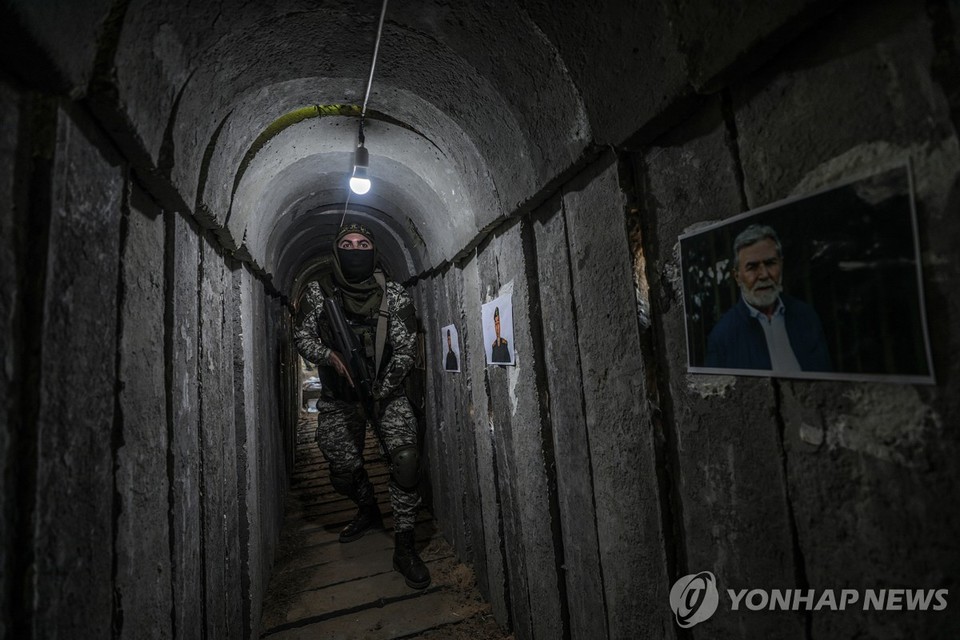 무장세력 팔레스타인 이스라믹지하드 대원이 자가지구 하마스 땅굴을 걷고 있다[EPA=연합뉴스]