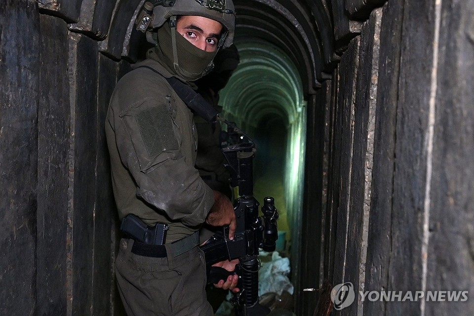 22일(현지시간) 팔레스타인 가자지구내 최대 의료시설인 가자시티 알시파 병원 지하에서 발견된 무장정파 하마스의 땅굴 시설을 안내하는 이스라엘군 병사[AFP=연합뉴스]