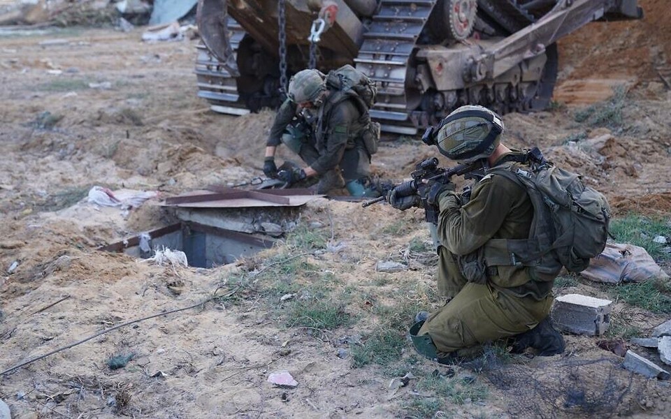 가자지구의 하마스 땅굴 입구를 살피는 이스라엘군[이스라엘군 제공]