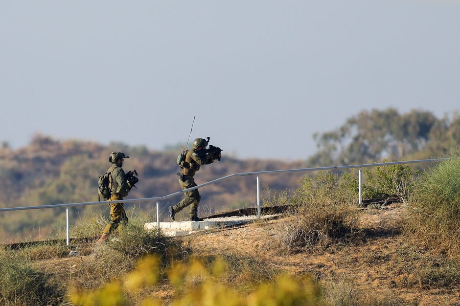 가자지구 인근에서 순찰 중인 이스라엘군[로이터 캡처]