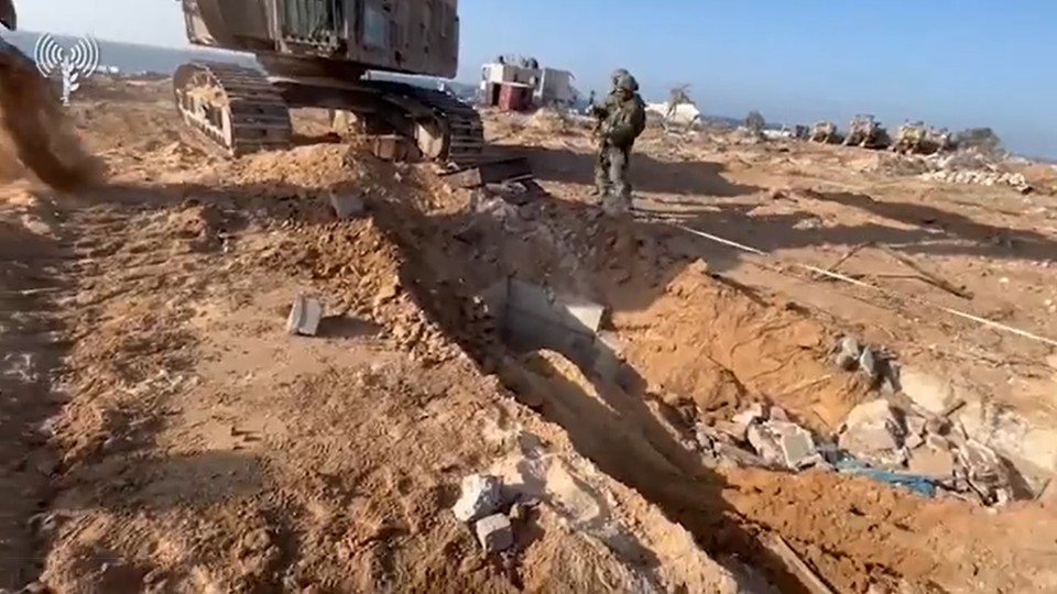 하마스가 구축한 땅굴 입구를 찾는 이스라엘군과 관련 장비[이스라엘 국방부 제공]
