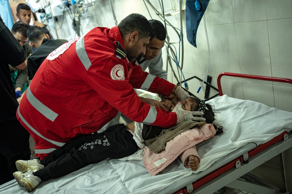 이스라엘 공습 재개 이후 부상해 병원에서 진찰을 받는 팔레스타인 여아[AP 캡처]