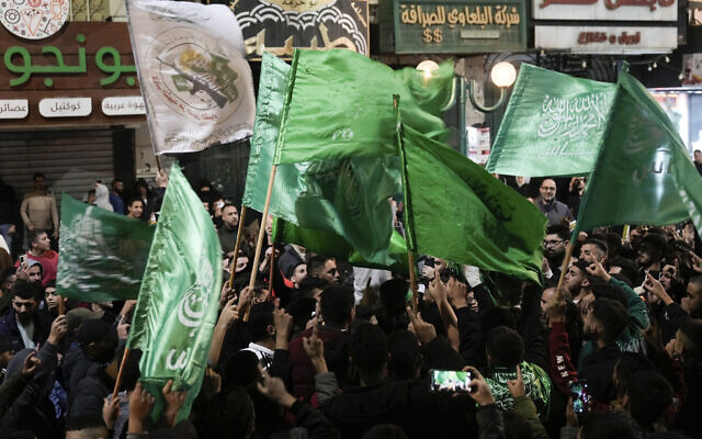 요르단강 서안 네블루스에서 팔레스타인 주민들이 하마스 깃발을 흔들고 있다[AP 캡처]