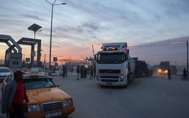 인도주의적 물품을 적재하고 라파검문소를 통과하는 이집트 트럭들[AFP 캡처]