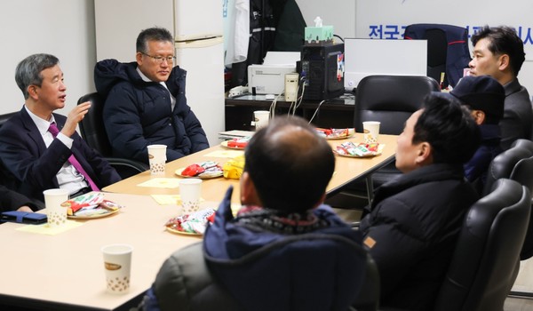 한국마사회 정기환 회장(왼쪽)이 경마관계자들과 환담하고 있다. 사진=한국마사회 제공