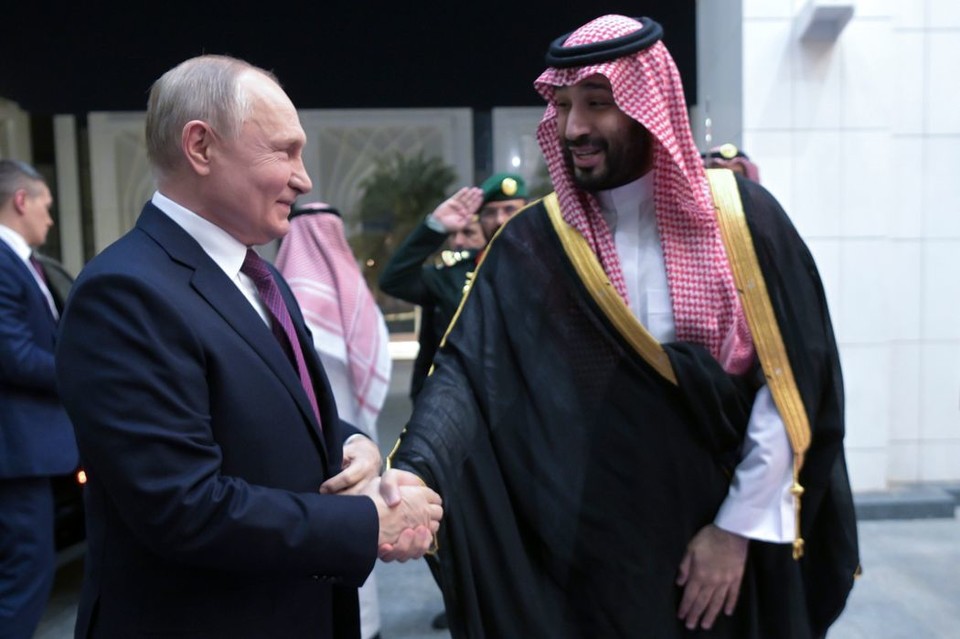블라디미르 푸틴 대통령(왼쪽)이 6일 사우디아라비아에 도착해 빈살만 왕세자의 영접을 받고 있다[AP 캡처]