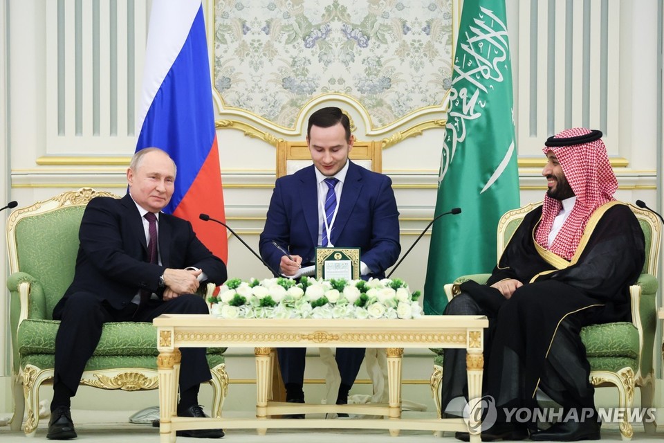블라디미르 푸틴 러시아 대통령과 무함마드 빈살만 사우디아라비아 왕세자가 6일(현지시간) 사우디아라비아 리야드에서 회담하고 있다[타스=연합뉴스]
