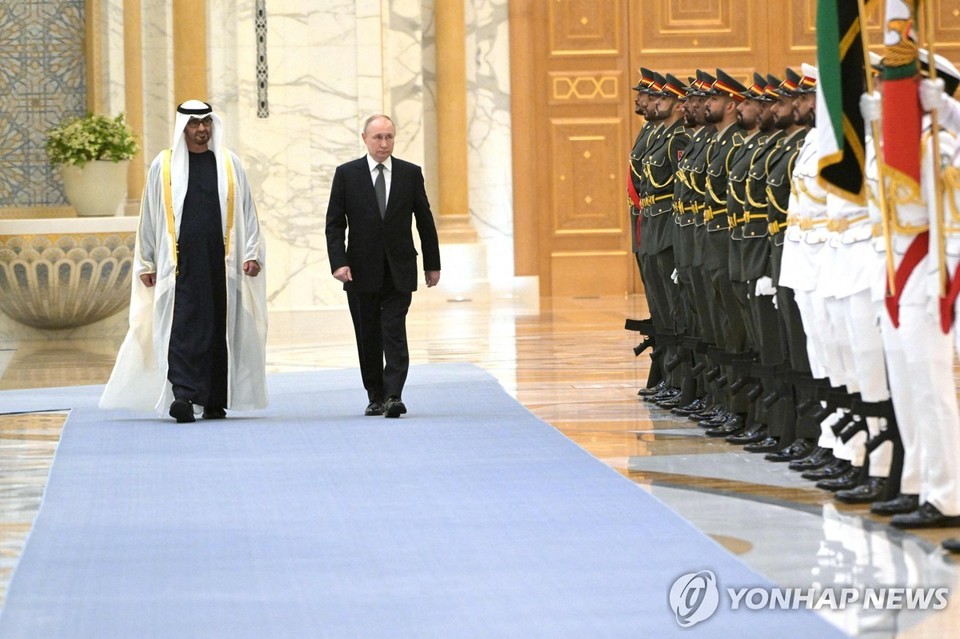 블라디미르 푸틴 러시아 대통령과 셰이크 무함마드 빈 자예드 알 나흐얀 아랍에미리트(UAE) 대통령이 6일(현지시간) UAE 카사르 알 와탄 궁에서 함께 걷고 있다[AFP=연합뉴스]