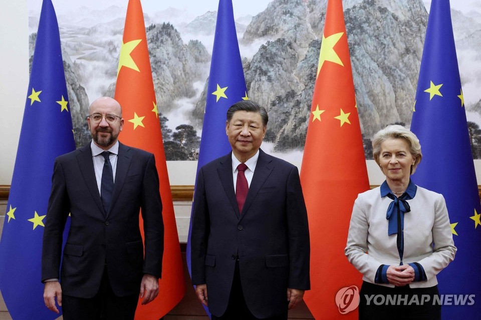 샤를 미셸(왼쪽) EU 정상회의 상임의장, 시진핑 중국 국가주석, 우르줄라 폰데어라이엔 EU 집행위원장이 7일(현지시간) 중국 베이징에서 회동뒤 기념사진을 찍고 있다[AFP=연합뉴스]