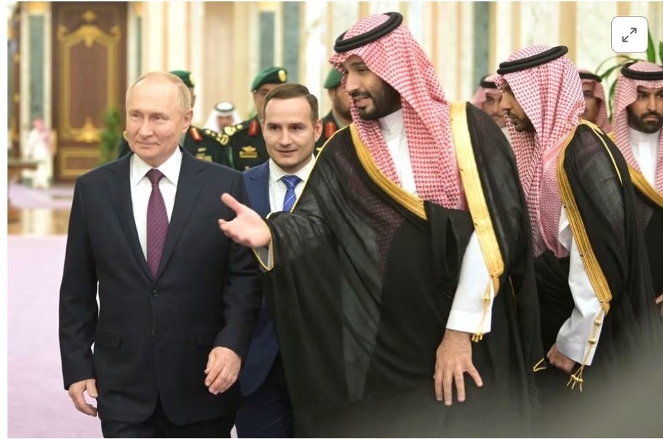   푸틴 대통령(앞줄 맨 왼쪽)과 빈살만 사우디 왕세자가 사우디에서 만나 유가 하락에 대한 대응 방안을 논의했지만 유가시장에 영향을 미치지는 못했다[로이터 캡처]