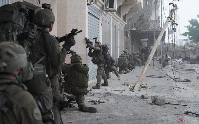 이스라엘군 제98사단 소속 특공대원들이 가자지구 남부 최대도시 칸 유니스의 중심부에 진입해 작전을 벌이고 있다[Times of Israel 제공]