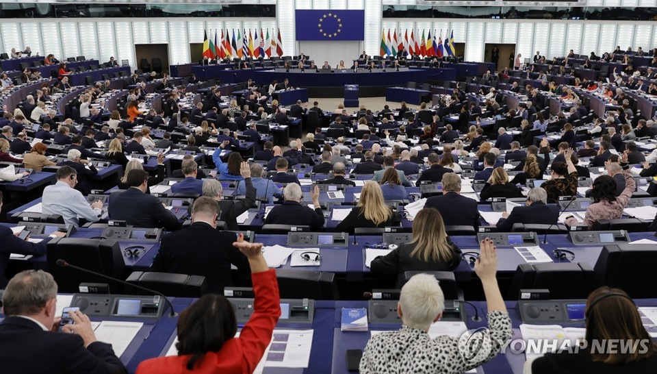 유럽의회에서 표결 중인 의원들[EPA=연합뉴스 자료사진]