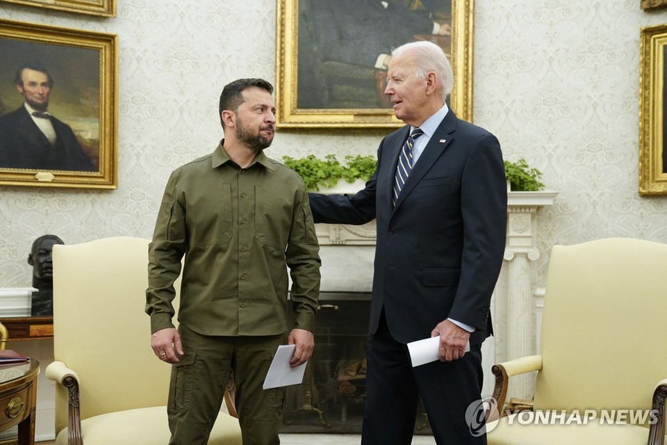 조 바이든 미국 대통령과 볼로디미르 젤렌스키 우크라이나 대통령[AP=연합뉴스 자료 사진]