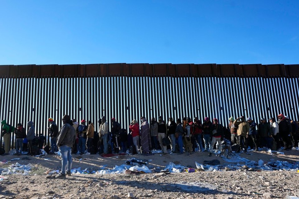 미국과 멕시코를 나누는 접경지역의 장벽 앞에 모여든 밀입국 시도자들[AP 캡처]