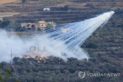 ​지난 10월 16일 이스라엘군이 백린탄으로 보이는 무기로 레바논을 공격하는 모습[AP=연합뉴스]​