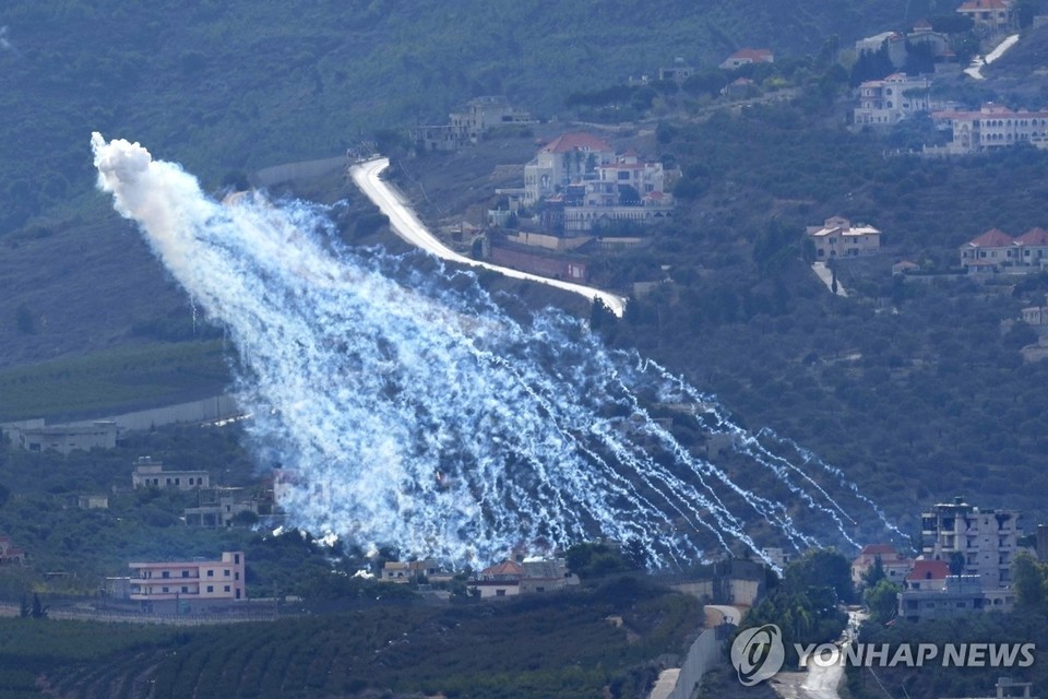 11월 22일 백린탄으로 추정되는 이스라엘의 포탄이 레바논에 떨어지고 있다[AP=연합뉴스]