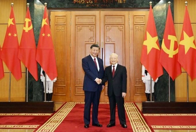 응우옌 푸쫑 베트남 공산당 서기장(오른쪽)이 국빈방문한 시진핑 중국 국가주석과 주석궁에서 악수를 나누고 있다[VnExpress 캡처]