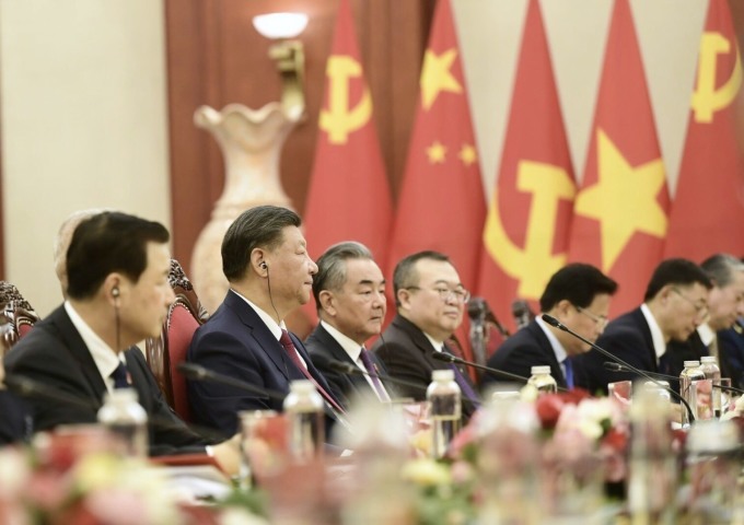 베트남을 국빈방문 중인 시진핑 중국 국가주석(왼쪽에서 두 번째)와 수행원들[VnExpress 캡처]