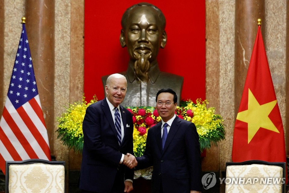 손잡은 조 바이든 미국 대통령(왼쪽)과 보 반 트엉 베트남 국가주석[로이터=연합뉴스]