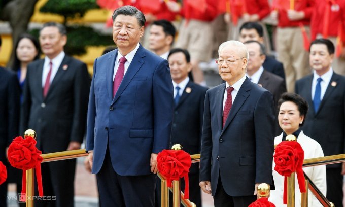 베트남을 국빈방문 중인 시진핑 중국 국가주석(왼쪽)이 12일 베트남 수도 하노이에서 응우옌 푸쫑 베트남 공산당 서기장과 환영행사에 참석하고 있다[VnExpress 캡처]