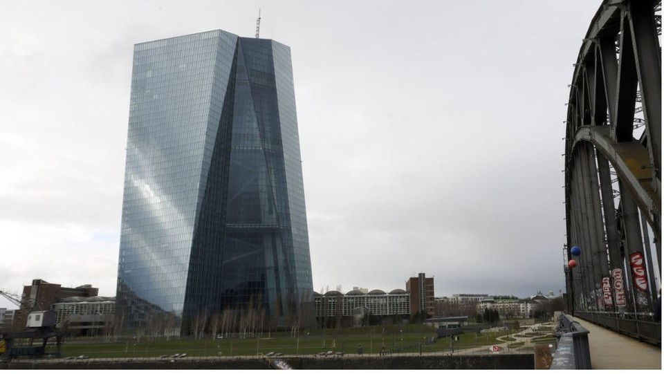   유럽중앙은행(ECB)이 크레디스트위스(CS)은행 위기에도 '빅스텝'(0.5%P)을 단행했다[WSJ 캡처]