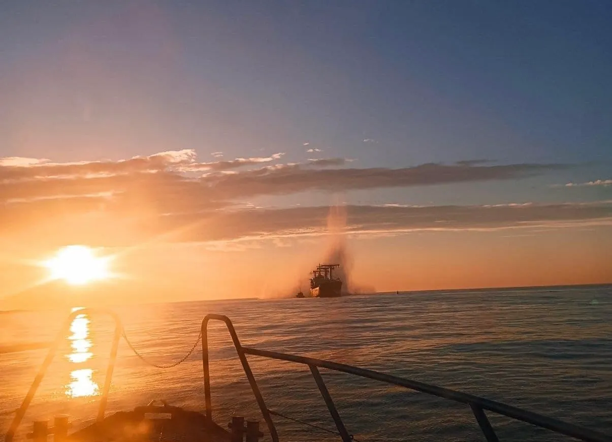 흑해에 부설된 러시아 기뢰에 피격당하는 파나마 선적 곡물 수송선[우크라이나 국경수비대 페이스북 캡처]