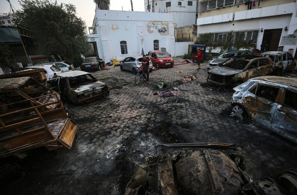 사망자만 500명대로 알려진 팔레스타인 가자지구의 병원 폭발 참사 현장[AP 캡처]