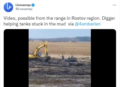 진흙탕에 빠진 러시아 탱크…진흙 퍼내는 굴착기[Liveuamap 트위터 캡처]